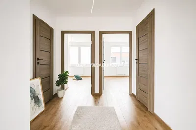 Woonkamer; houten vloer, natuurlijk licht, moderne stijl, hoge plafonds