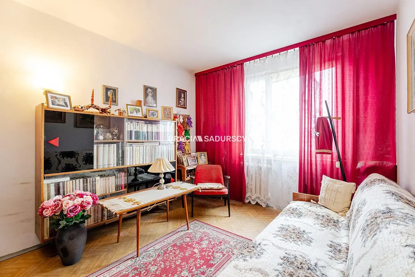 Mutfak; mutfak aletleri, ahşap zemin, doğal ışık, modern stil, tadilatlı