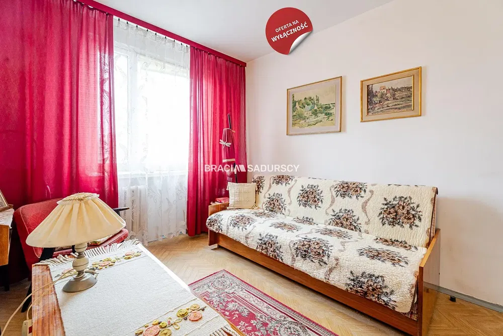 Σαλόνι; ξύλινο πάτωμα, φυσικό φως, μοντέρνο στυλ, ψηλά ταβάνια