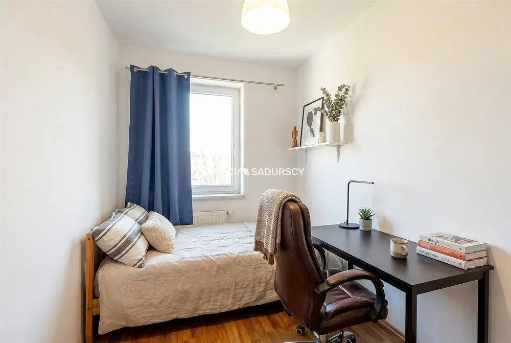 Living room; wood floor, natural light, modern style, high ceiling