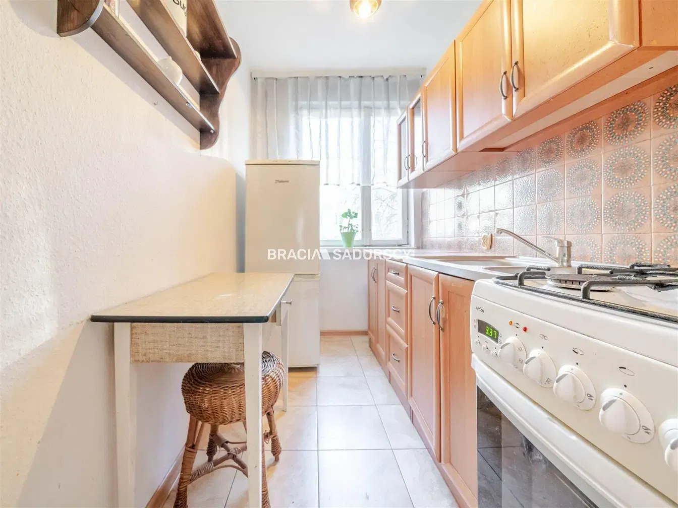 Oturma odası; ahşap zemin, doğal ışık, modern stil, yüksek tavan