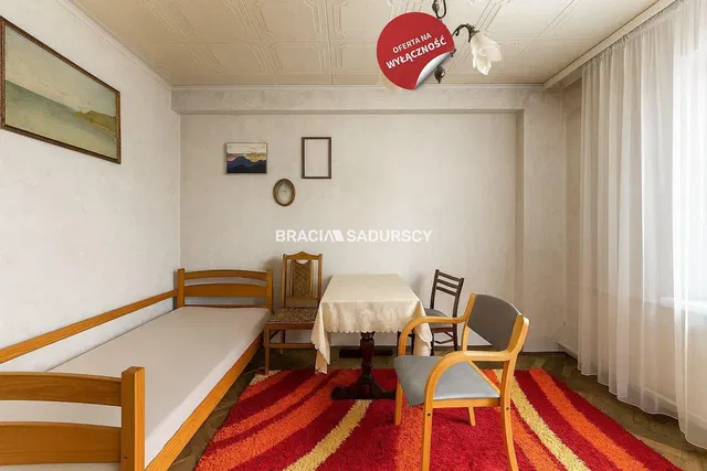 Σαλόνι; ξύλινο πάτωμα, φυσικό φως, μοντέρνο στυλ, ψηλά ταβάνια