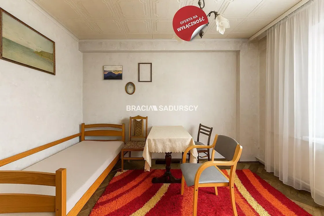 Хол; дървен под, естествена светлина, модерен стил, високи тавани