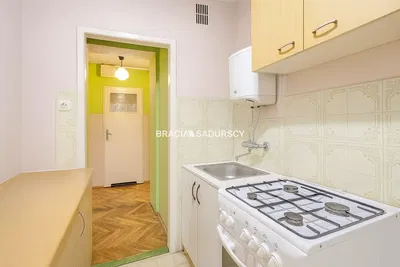 Living room; wood floor, natural light, modern style, high ceiling