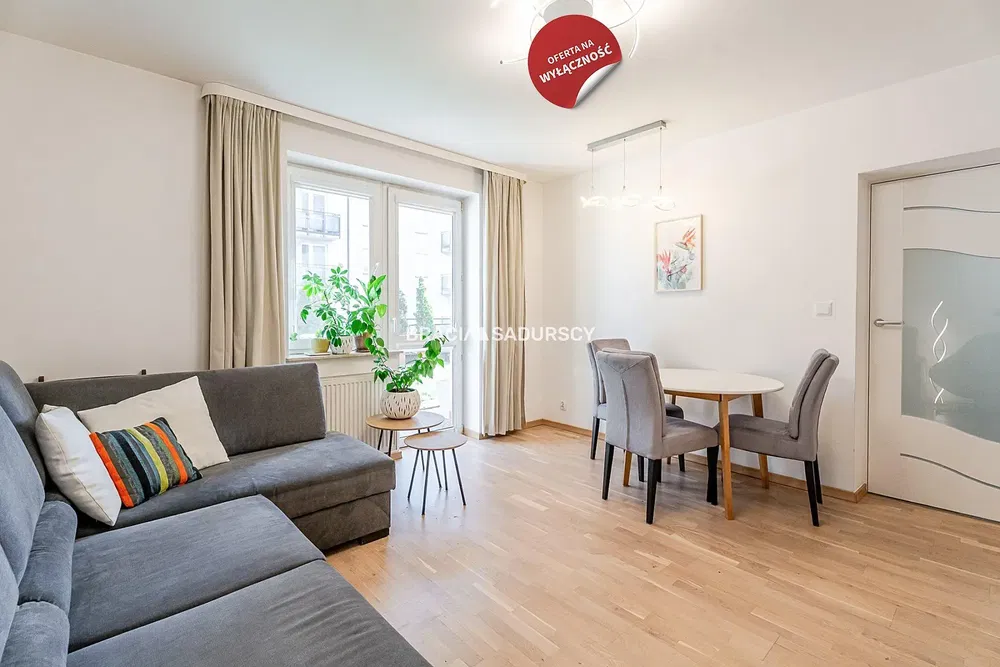 Living room; wood floor, natural light, modern style, high ceiling
