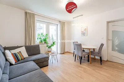 Living room; wood floor, natural light, modern style, high ceiling