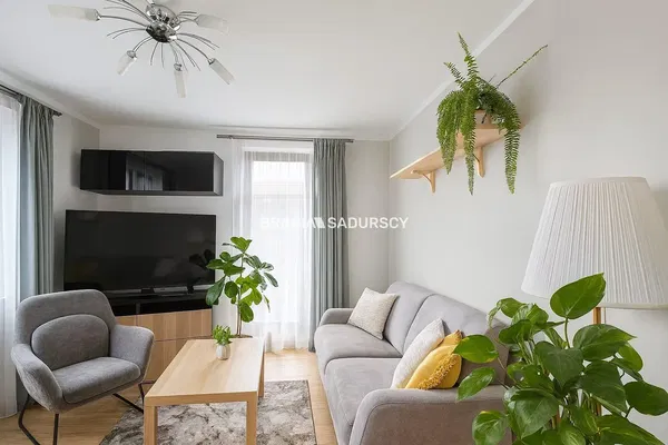 Living room; wood floor, natural light, modern style, high ceiling