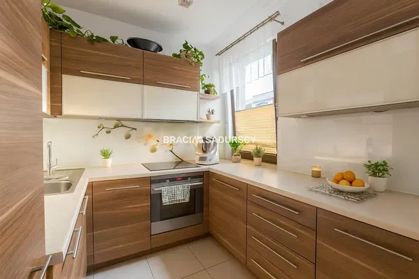 Living room; wood floor, natural light, modern style, high ceiling