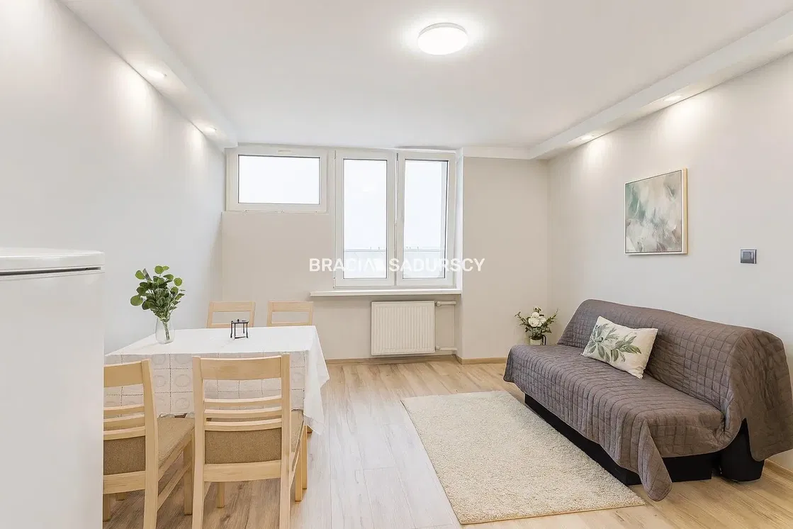 Хол; дървен под, естествена светлина, модерен стил, високи тавани