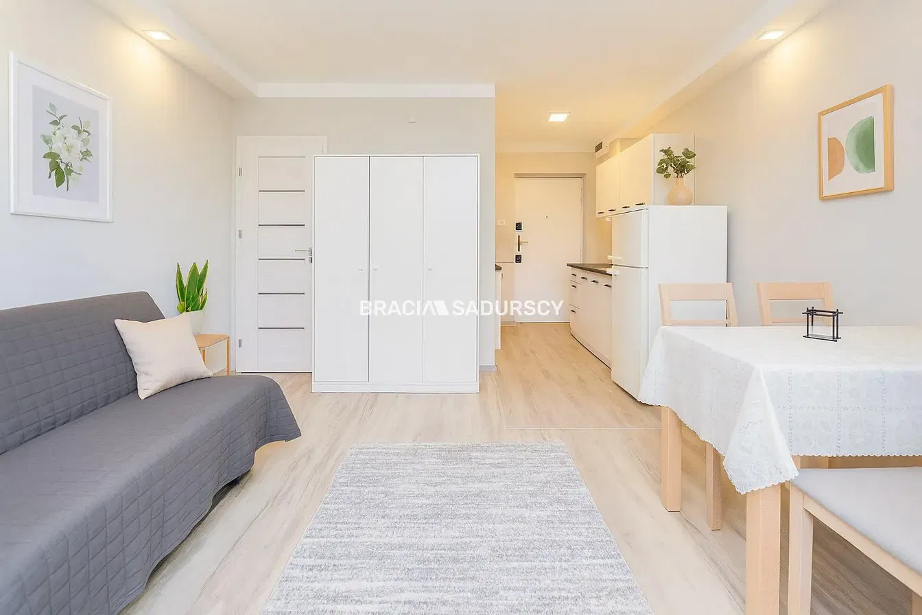 Хол; дървен под, естествена светлина, модерен стил, високи тавани