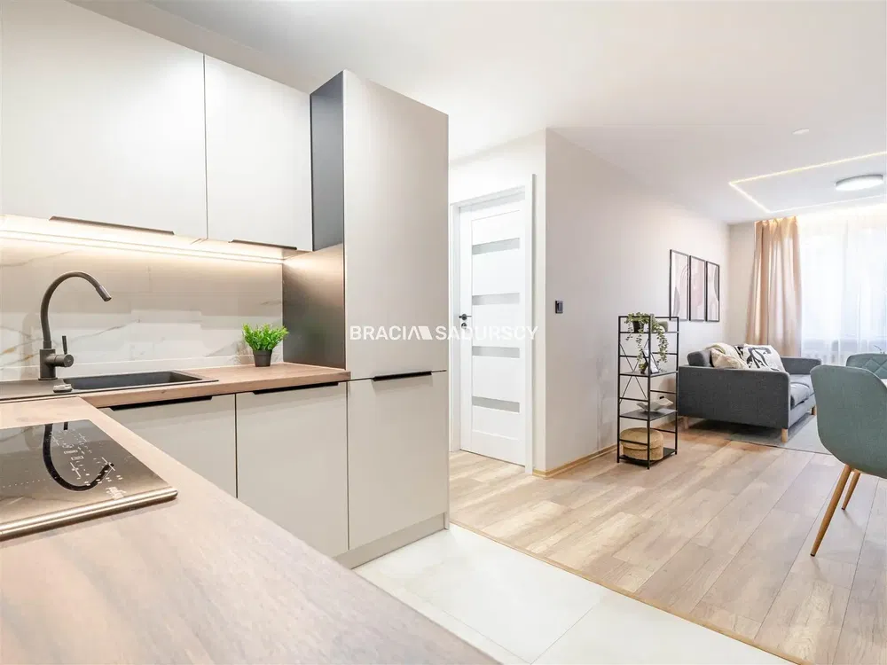Living room; wood floor, natural light, modern style, high ceiling