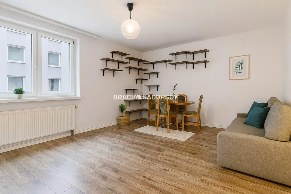 Living room; wood floor, natural light, modern style, high ceiling