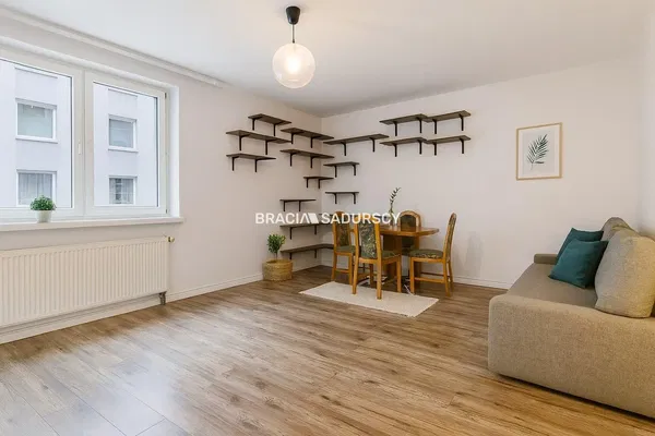 Soggiorno; pavimento in legno, luce naturale, stile moderno, soffitti alti