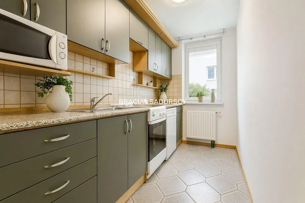 Living room; wood floor, natural light, modern style, high ceiling