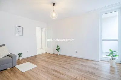 Living room; wood floor, natural light, modern style, high ceiling