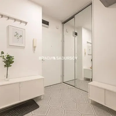 Living room; wood floor, natural light, modern style, high ceiling