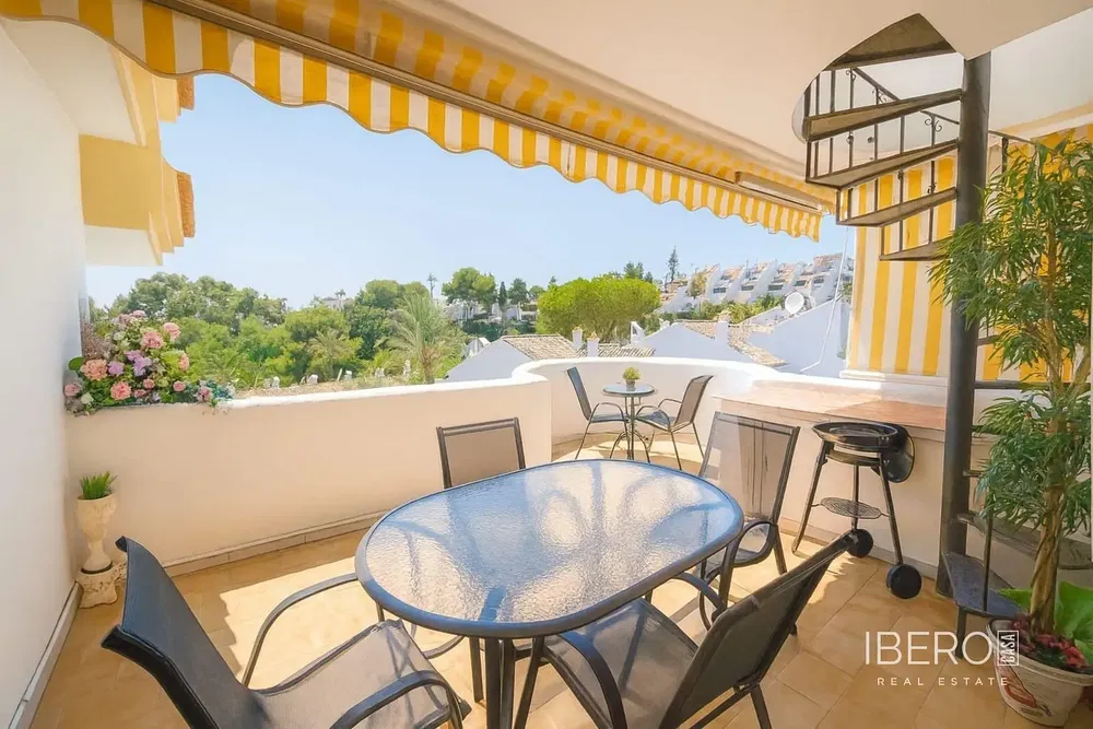 Living room; wood floor, natural light, modern style, high ceiling