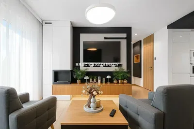 Kuhinja; kuhinjski aparati, drveni pod, prirodno svjetlo, moderni stil