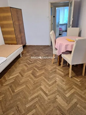 Dnevna soba; drveni pod, prirodno svjetlo, moderni stil, visoki plafoni