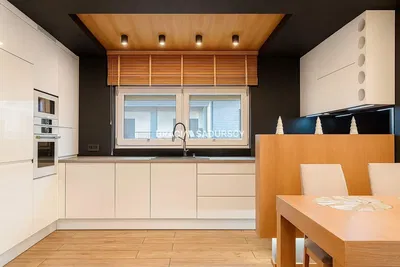 Dnevna soba; drveni pod, prirodno svjetlo, moderni stil, visoki plafoni