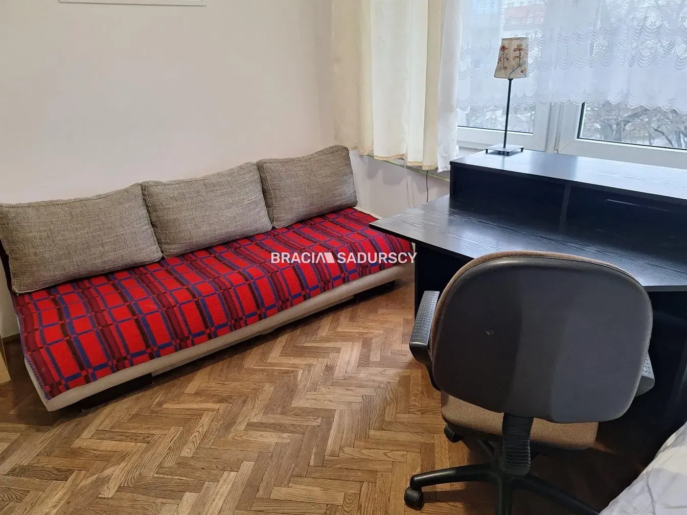 Хол; дървен под, естествена светлина, модерен стил, високи тавани