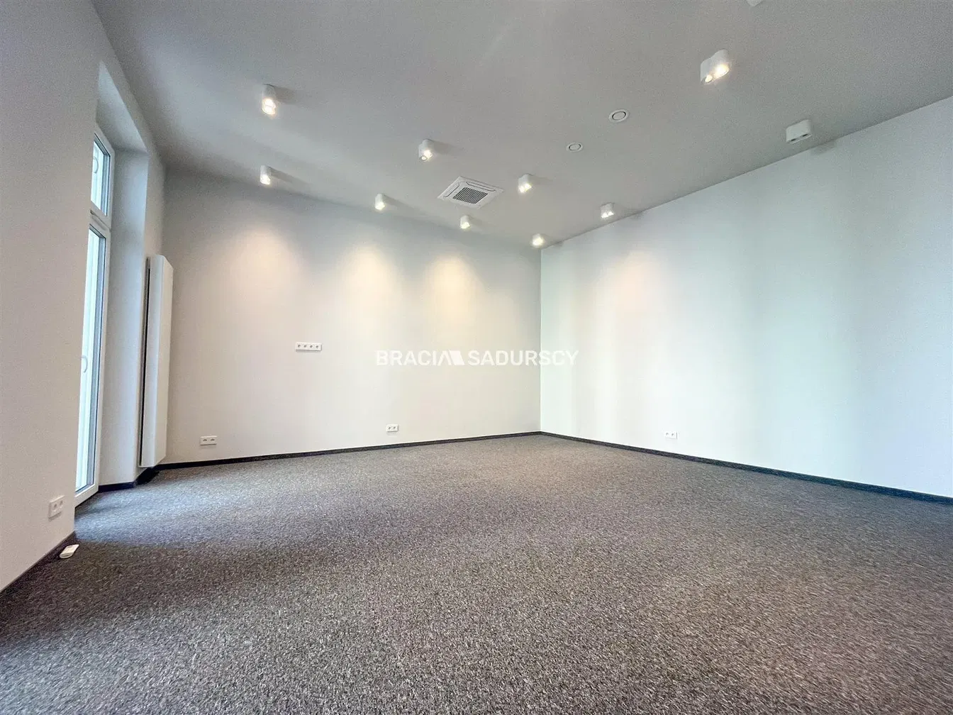 Хол; дървен под, естествена светлина, модерен стил, високи тавани