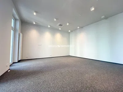 Dnevna soba; drveni pod, prirodno svjetlo, moderni stil, visoki plafoni