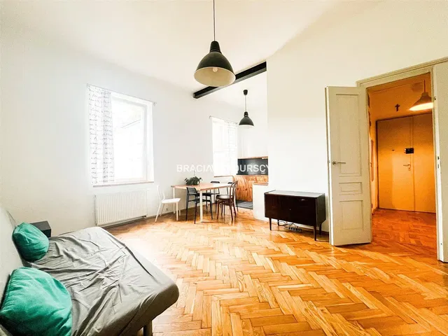 Kuhinja; kuhinjski aparati, drveni pod, prirodno svjetlo, moderni stil, renoviran