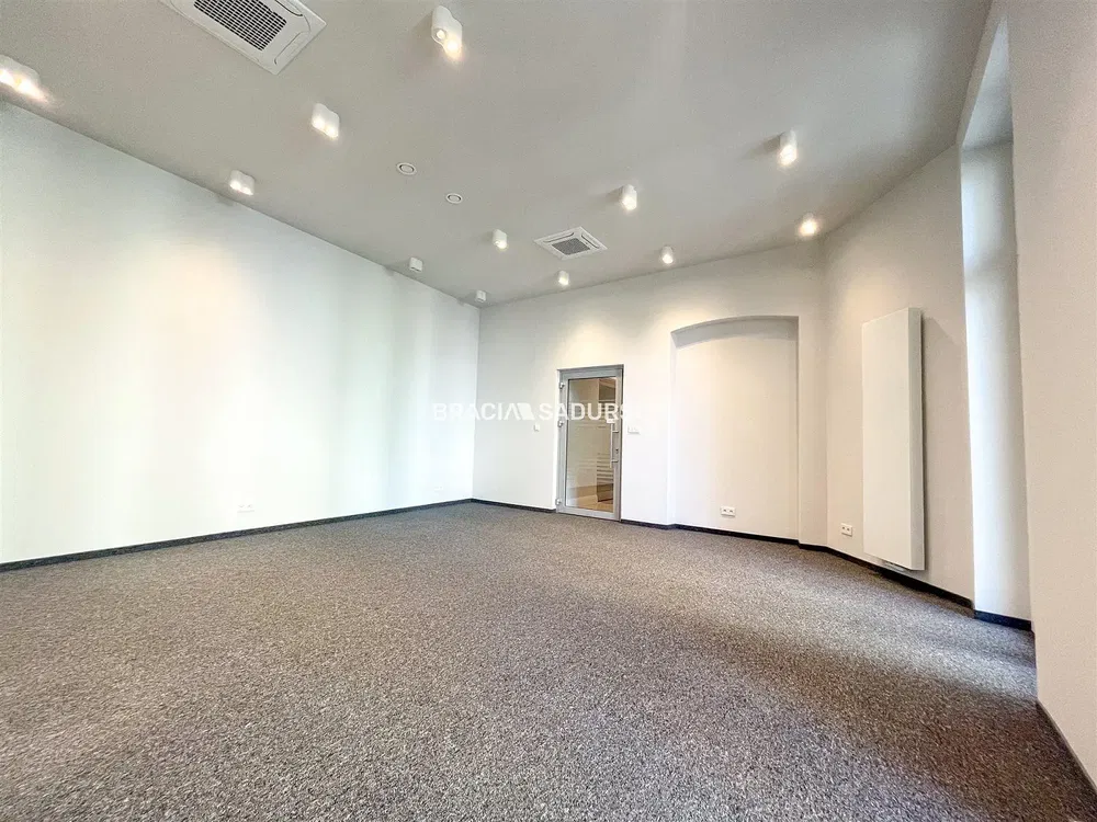 Dnevna soba; drveni pod, prirodno svjetlo, moderni stil, visoki plafoni