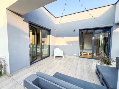 Dnevna soba; drveni pod, prirodno svjetlo, moderni stil, visoki plafoni