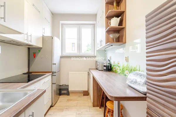 Dnevna soba; drveni pod, prirodno svjetlo, moderni stil, visoki plafoni