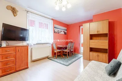 Kuhinja; kuhinjski aparati, drveni pod, prirodno svjetlo, moderni stil, renoviran