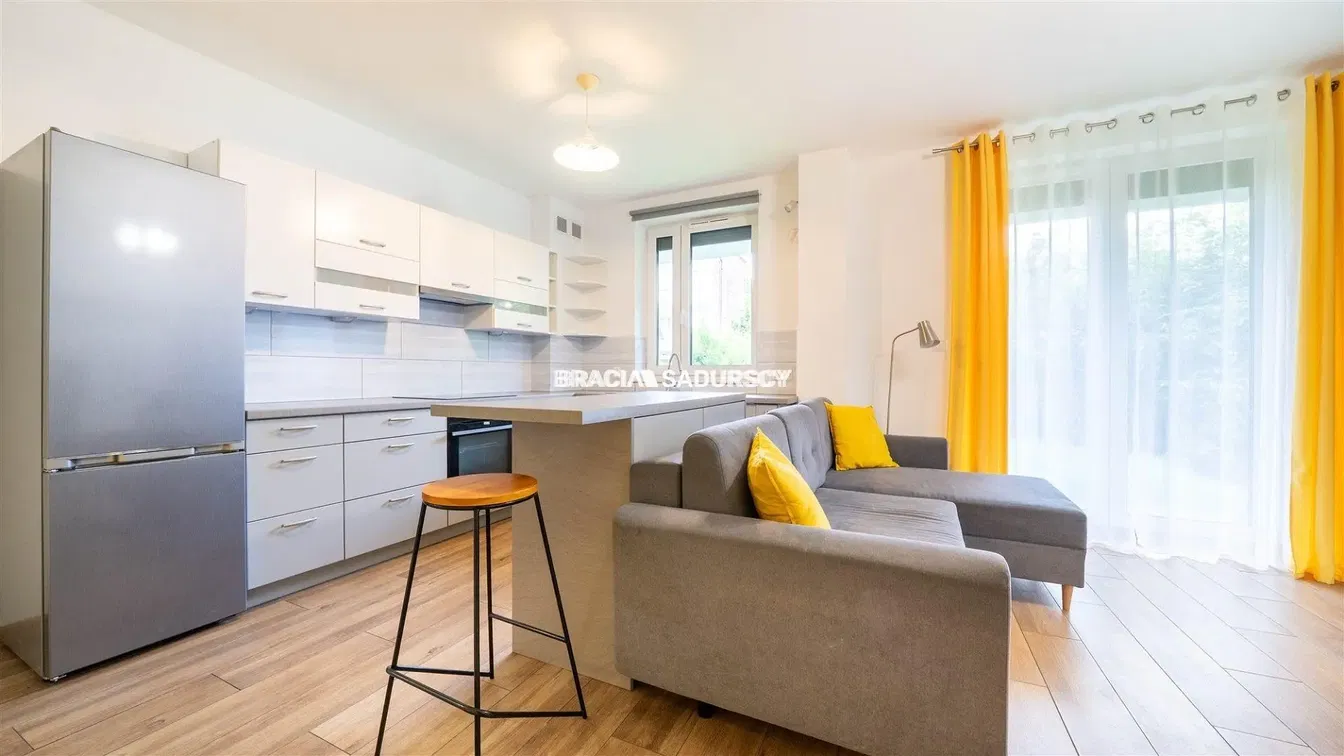 Хол; дървен под, естествена светлина, модерен стил, високи тавани