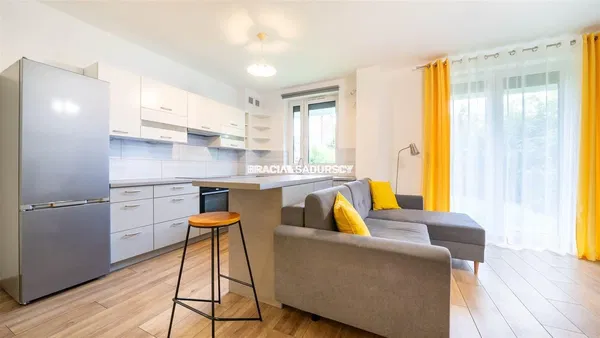 Soggiorno; pavimento in legno, luce naturale, stile moderno, soffitti alti