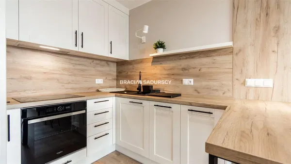 Soggiorno; pavimento in legno, luce naturale, stile moderno, soffitti alti