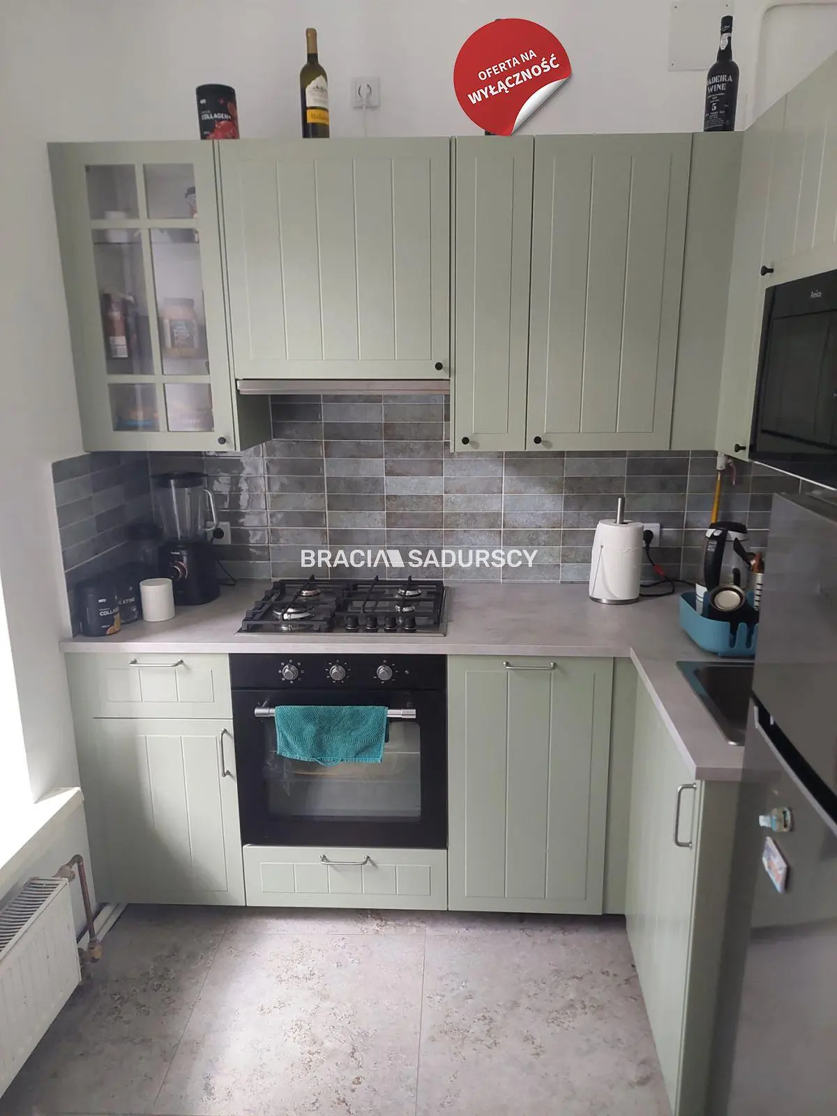 Living room; wood floor, natural light, modern style, high ceiling