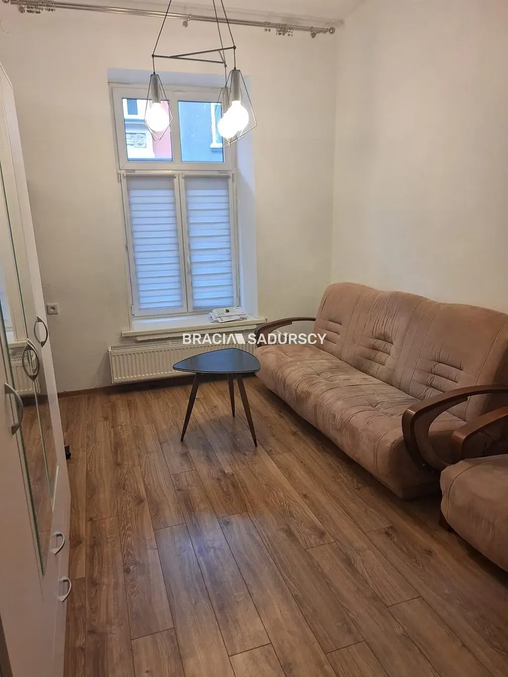 Хол; дървен под, естествена светлина, модерен стил, високи тавани