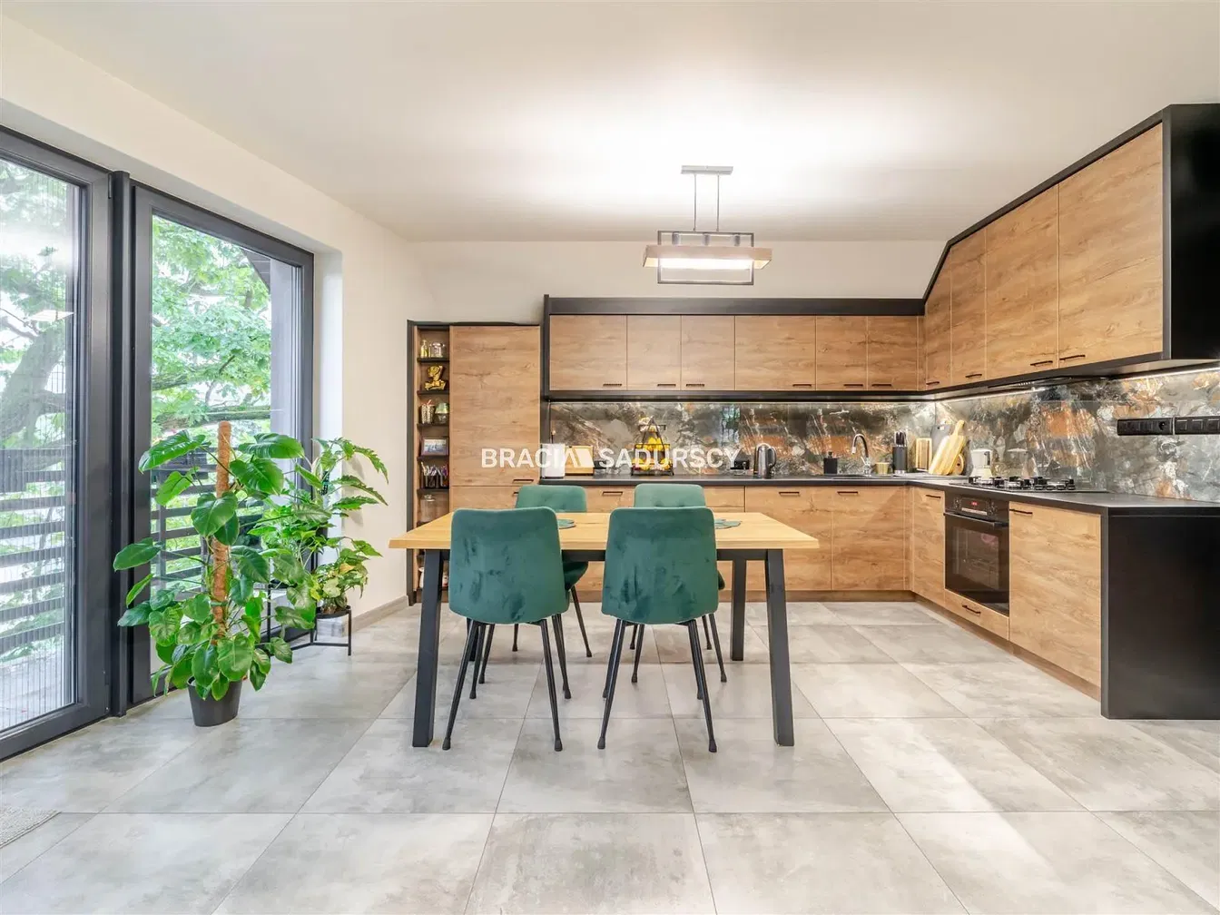 Хол; дървен под, естествена светлина, модерен стил, високи тавани