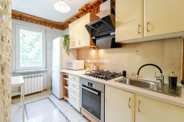 Cucina; elettrodomestici, pavimento in legno, luce naturale, stile moderno, ristrutturato