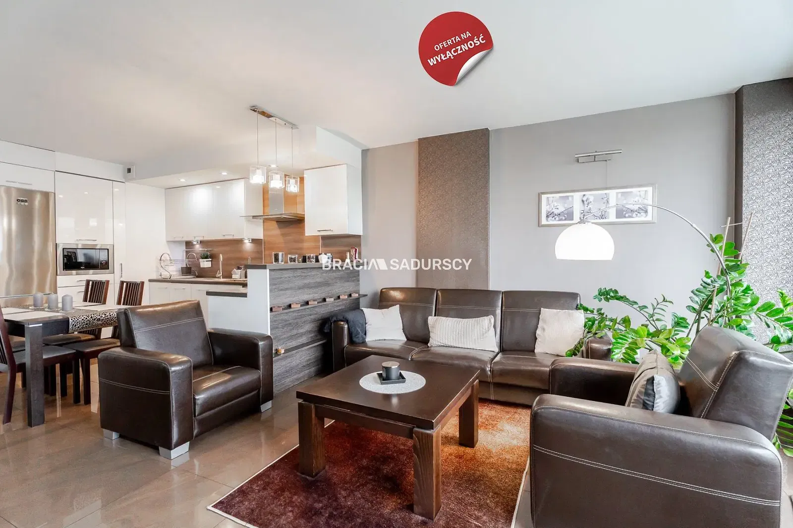 Дневна соба; дрвени под, природно светло, модерни стил, високи плафони