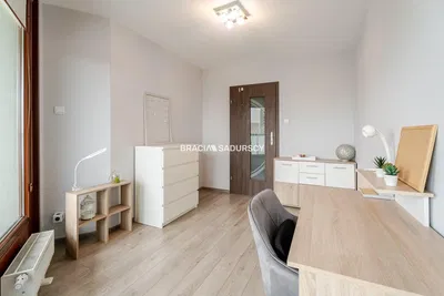 Дневна соба; дрвени под, природно светло, модерни стил, високи плафони