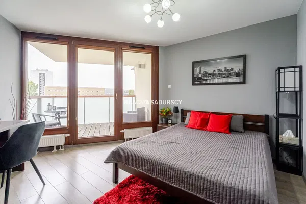 Obývací pokoj; dřevěná podlaha, přirozené světlo, moderní styl, vysoké stropy