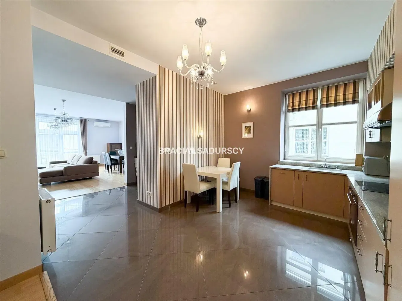 Хол; дървен под, естествена светлина, модерен стил, високи тавани