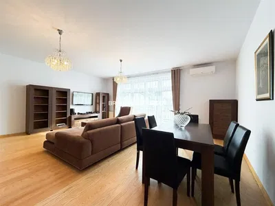 Дневна соба; дрвени под, природно светло, модерни стил, високи плафони