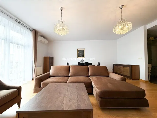 Хол; дървен под, естествена светлина, модерен стил, високи тавани