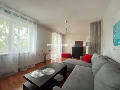 Wohnzimmer; holzboden, tageslicht, moderner stil, hohe decken