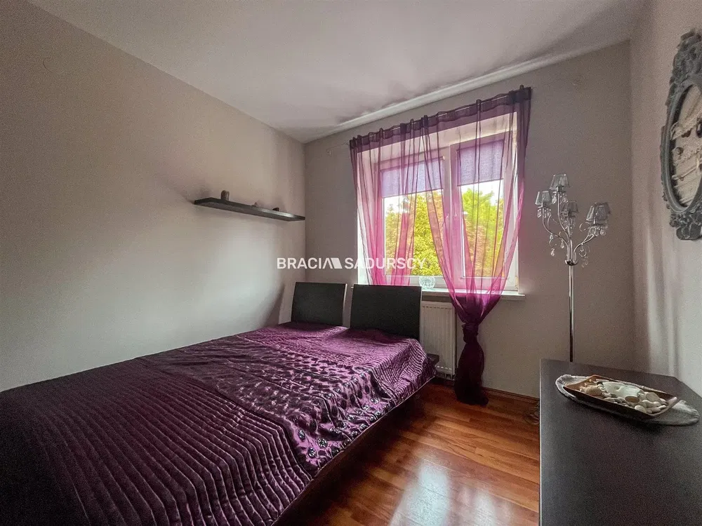 Wohnzimmer; holzboden, tageslicht, moderner stil, hohe decken