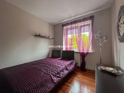 Wohnzimmer; holzboden, tageslicht, moderner stil, hohe decken