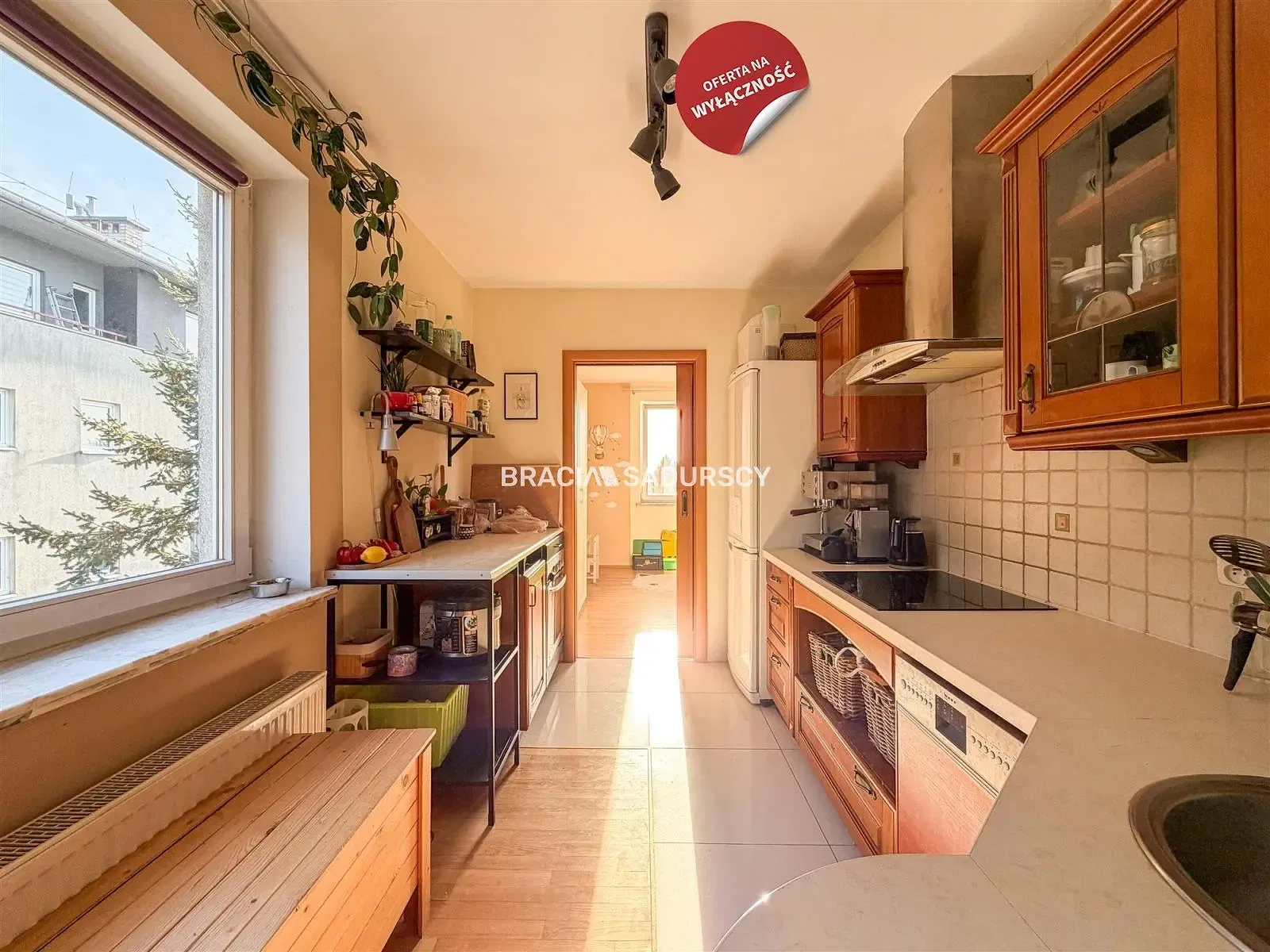 Living room; wood floor, natural light, modern style, high ceiling