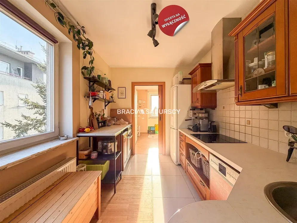 Хол; дървен под, естествена светлина, модерен стил, високи тавани